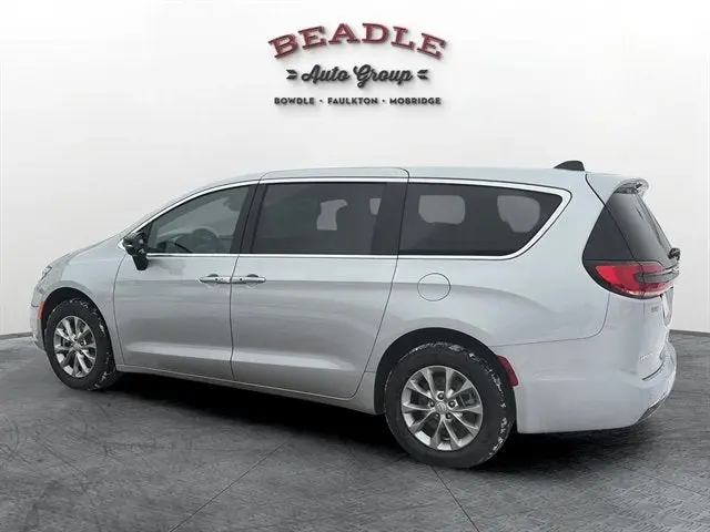 2026 Chrysler Pacifica Select AWD photo 4