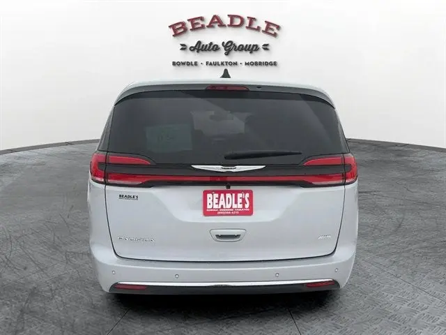 2026 Chrysler Pacifica Select AWD photo 5