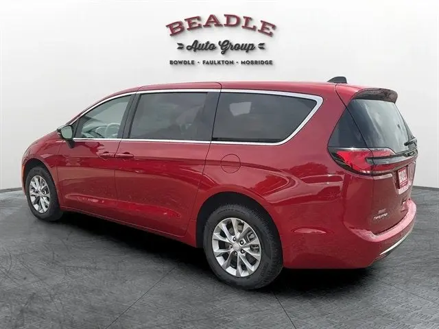 2027 Chrysler Pacifica Select AWD photo 4