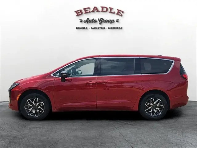 2027 Chrysler Pacifica Limited AWD photo 3
