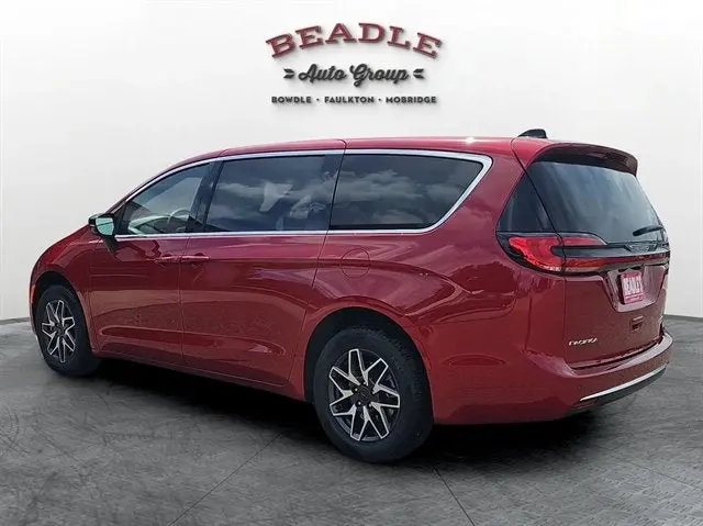 2027 Chrysler Pacifica Limited AWD photo 4