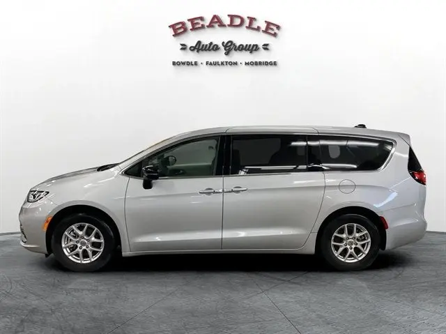 2024 Chrysler Pacifica Touring L photo 3