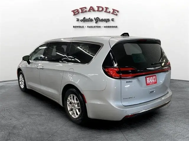2024 Chrysler Pacifica Touring L photo 4