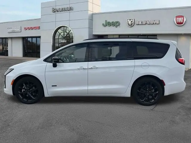 2027 Chrysler Pacifica Select photo 4