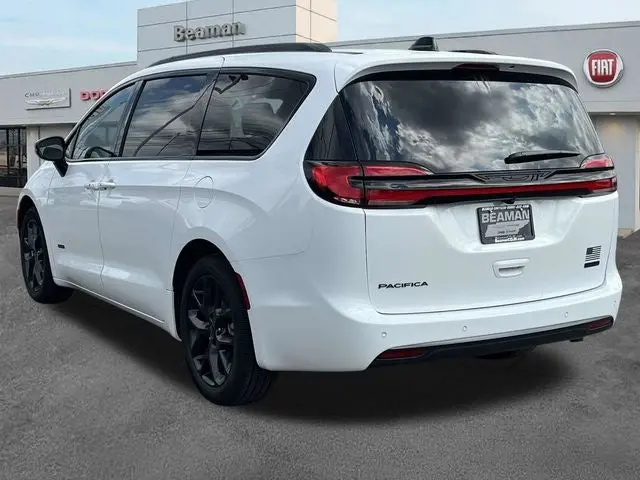 2027 Chrysler Pacifica Select photo 5