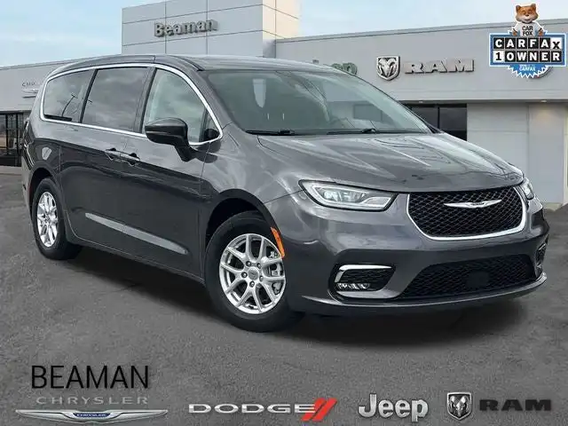 2023 Chrysler Pacifica Touring L's photo