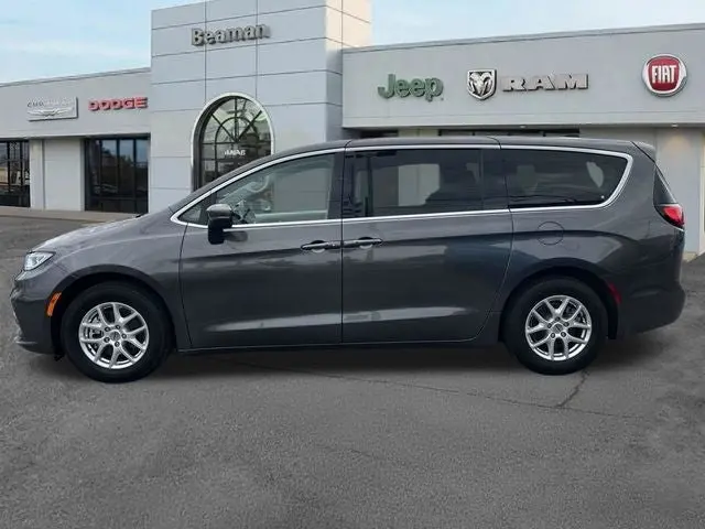 2023 Chrysler Pacifica Touring L photo 4