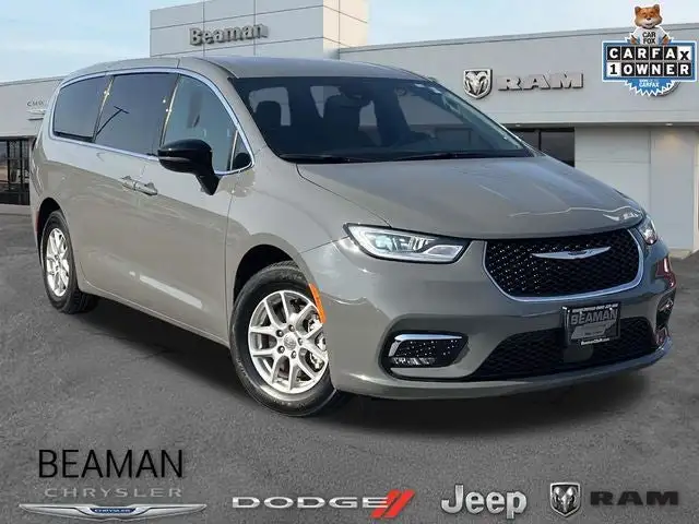2025 Chrysler Pacifica Select's photo