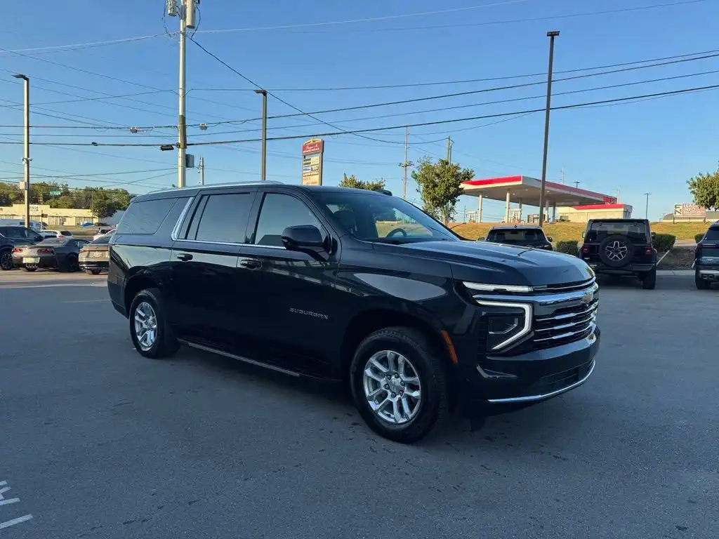 2025 Chevrolet Suburban LT 4WD's photo
