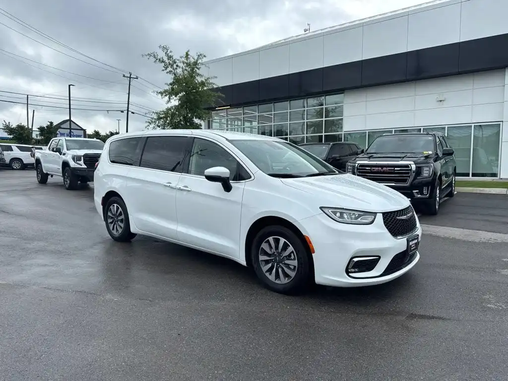2023 Chrysler Pacifica Hybrid Touring L Hybrid's photo