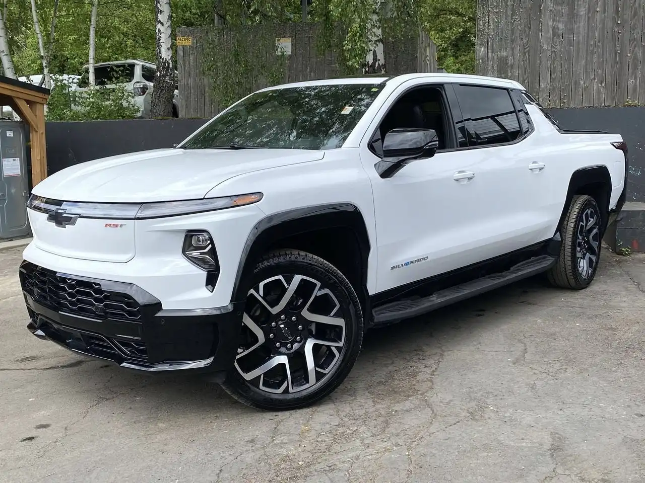 2025 Chevrolet Silverado EV RST Max Range's photo