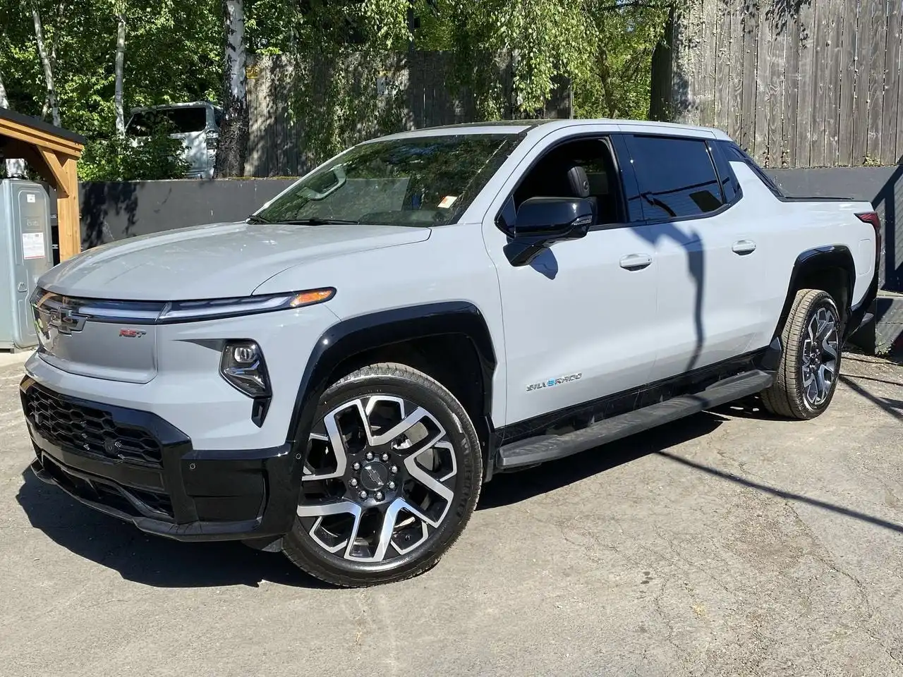 2025 Chevrolet Silverado EV RST Max Range's photo