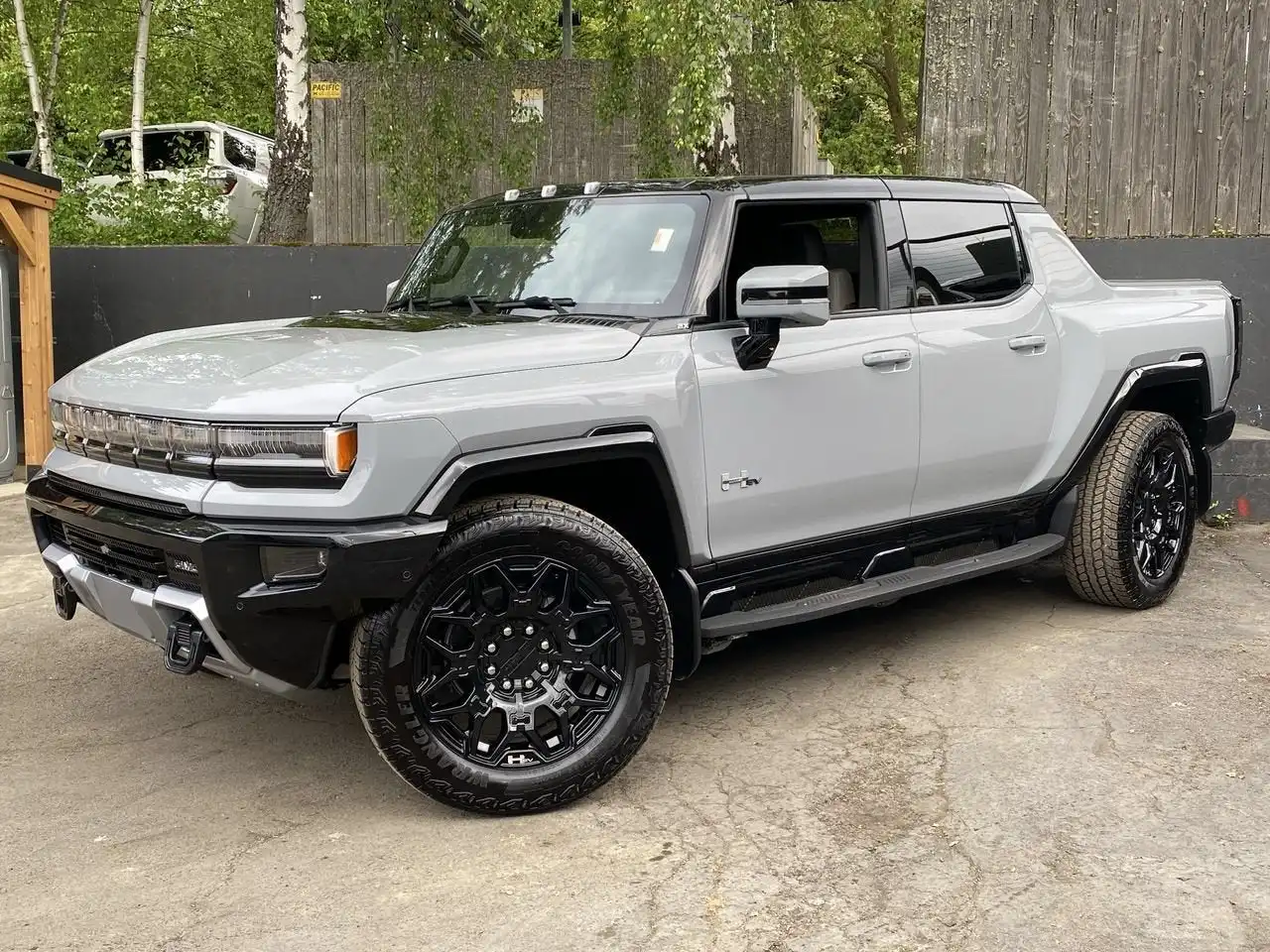 2025 GMC Hummer EV 2X's photo