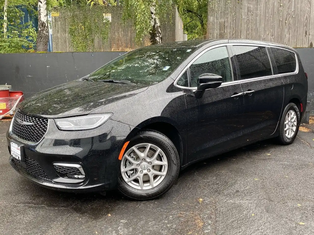 2025 Chrysler Pacifica Select's photo