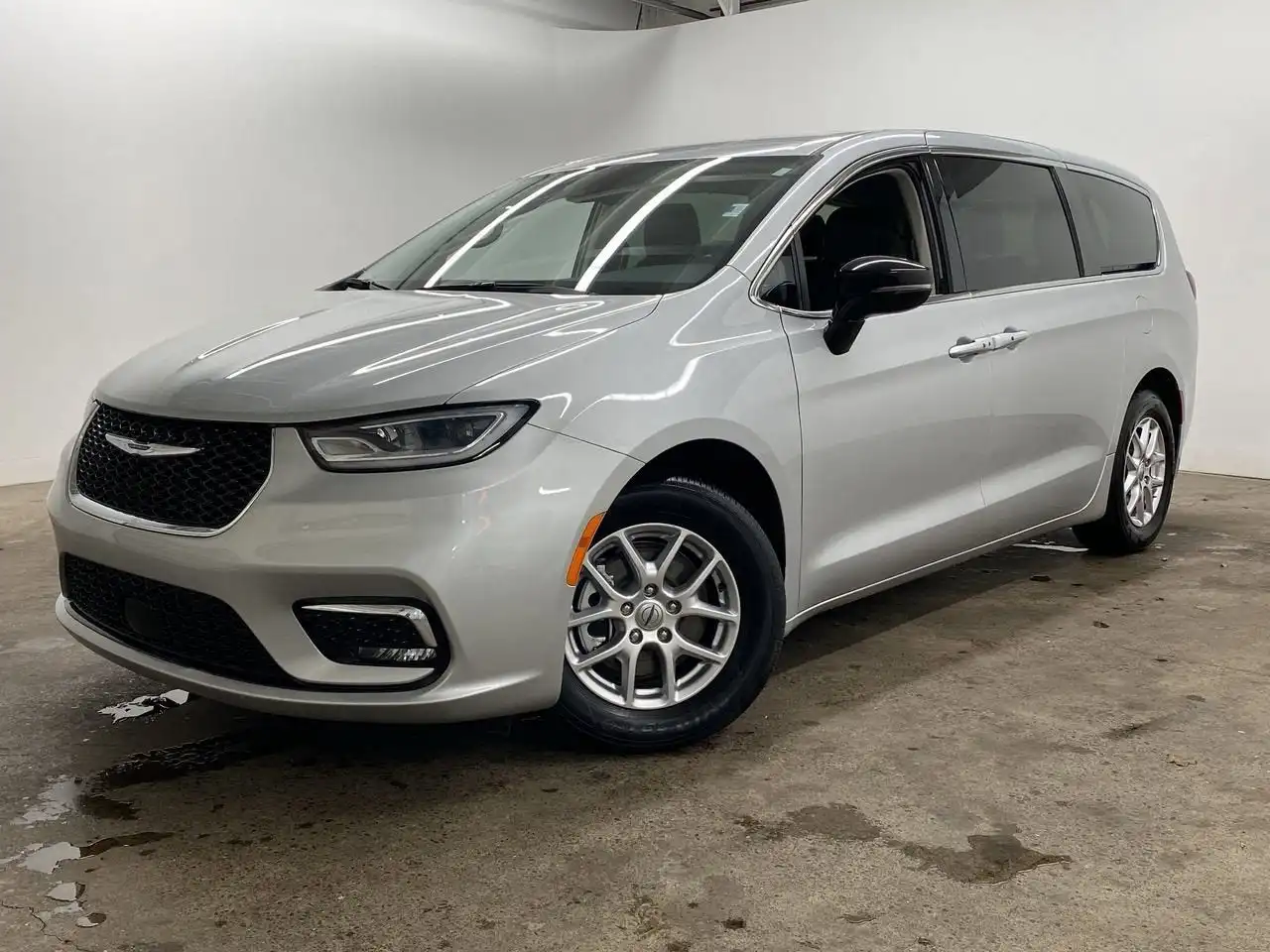 2024 Chrysler Pacifica Touring L's photo