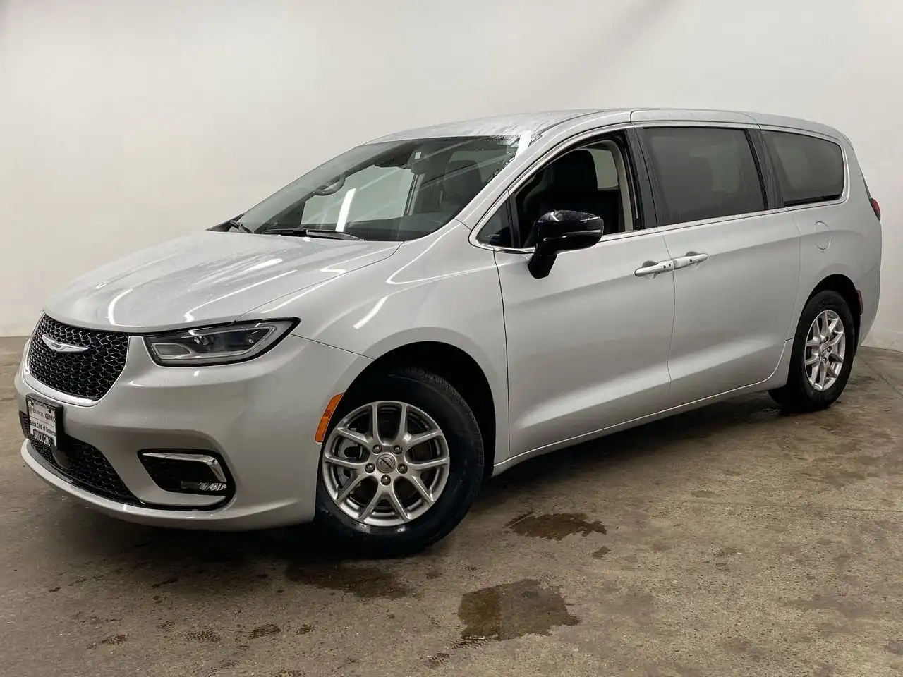 2024 Chrysler Pacifica Touring L's photo