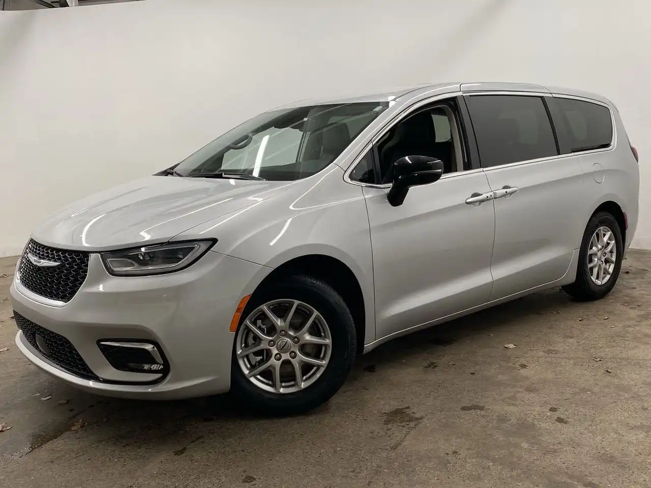 2024 Chrysler Pacifica Touring L's photo