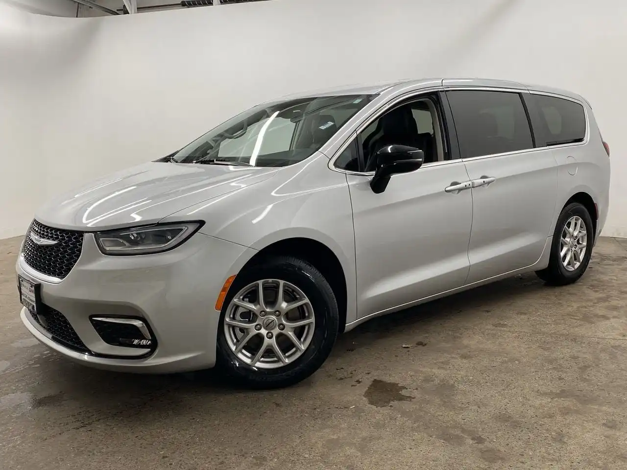 2024 Chrysler Pacifica Touring L's photo
