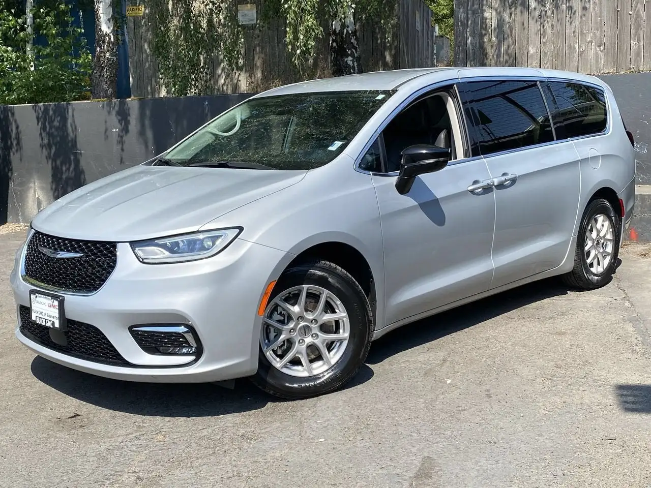 2024 Chrysler Pacifica Touring L's photo