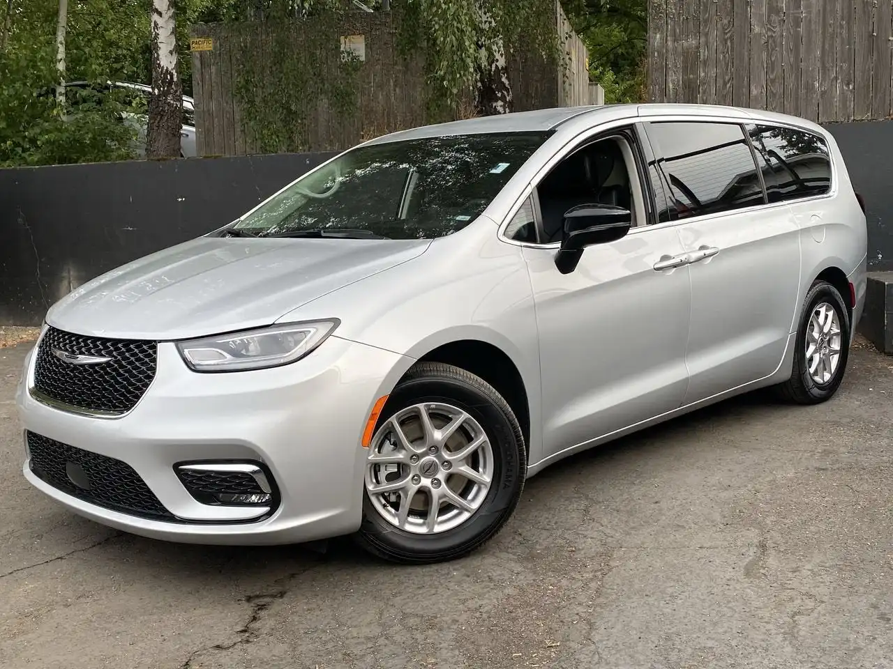 2024 Chrysler Pacifica Touring L's photo