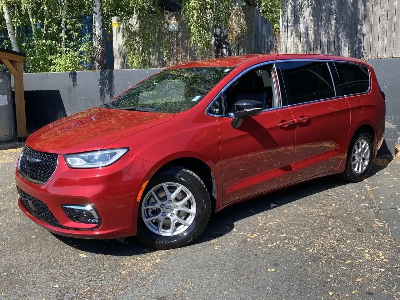 2025 Chrysler Pacifica Select's photo