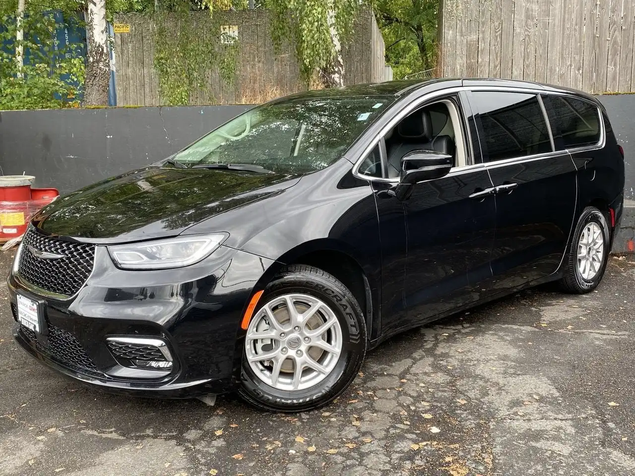 2024 Chrysler Pacifica Touring L's photo