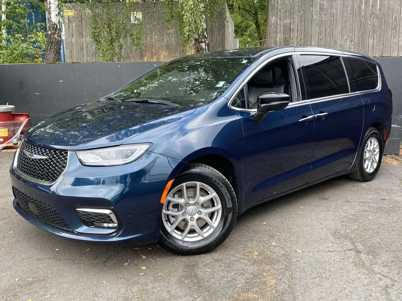 2025 Chrysler Pacifica Select's photo