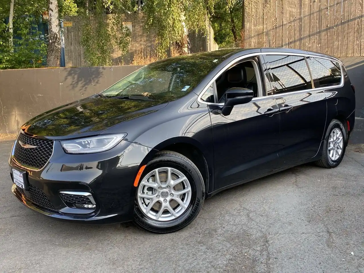 2023 Chrysler Pacifica Touring L's photo