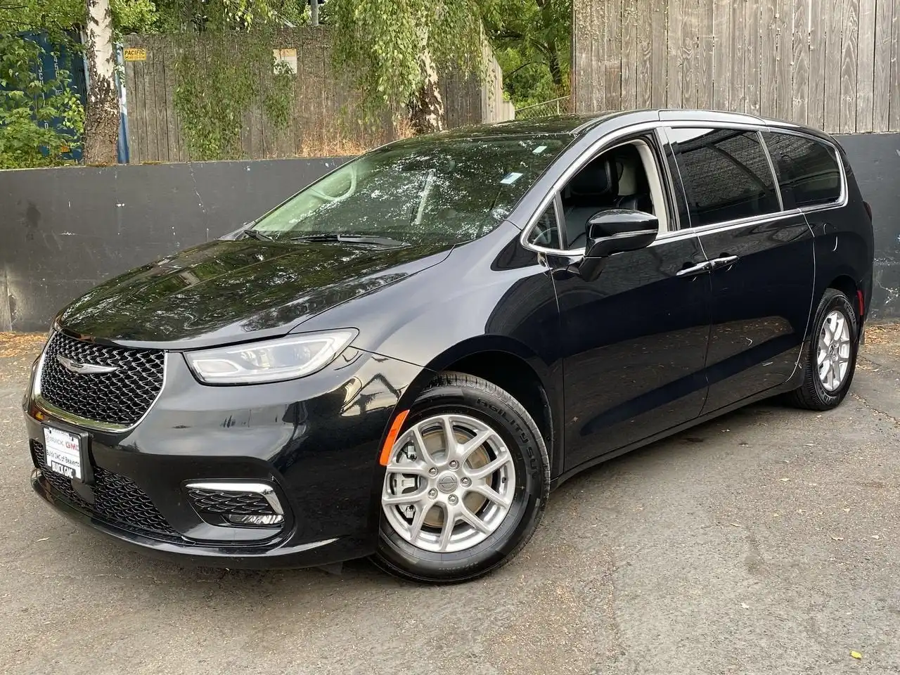 2024 Chrysler Pacifica Touring L's photo
