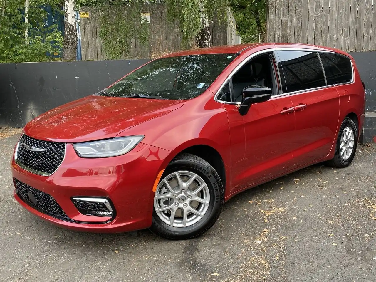 2025 Chrysler Pacifica Select's photo