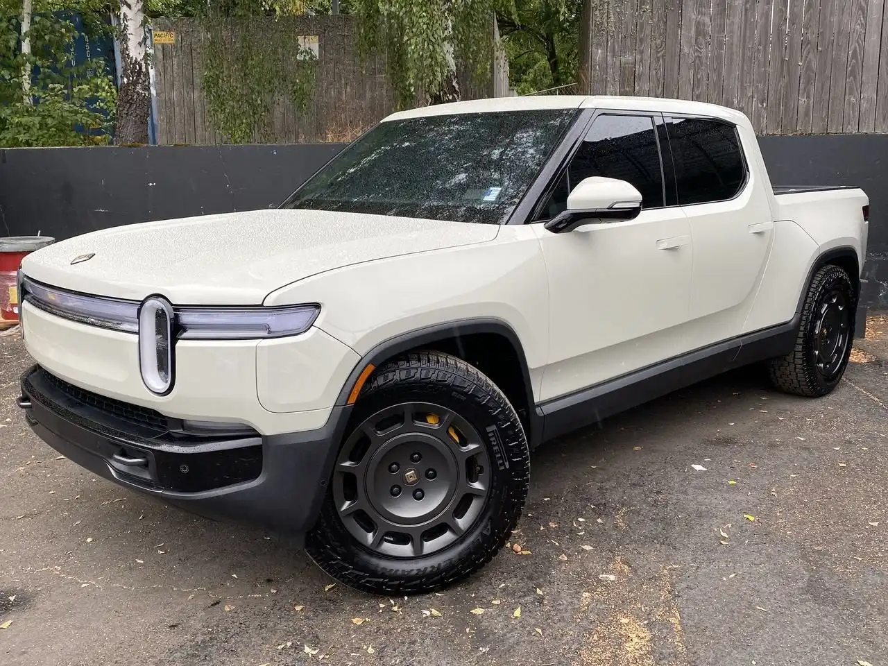 2025 Rivian R1T Ascend Tri-Motor Max Pack's photo