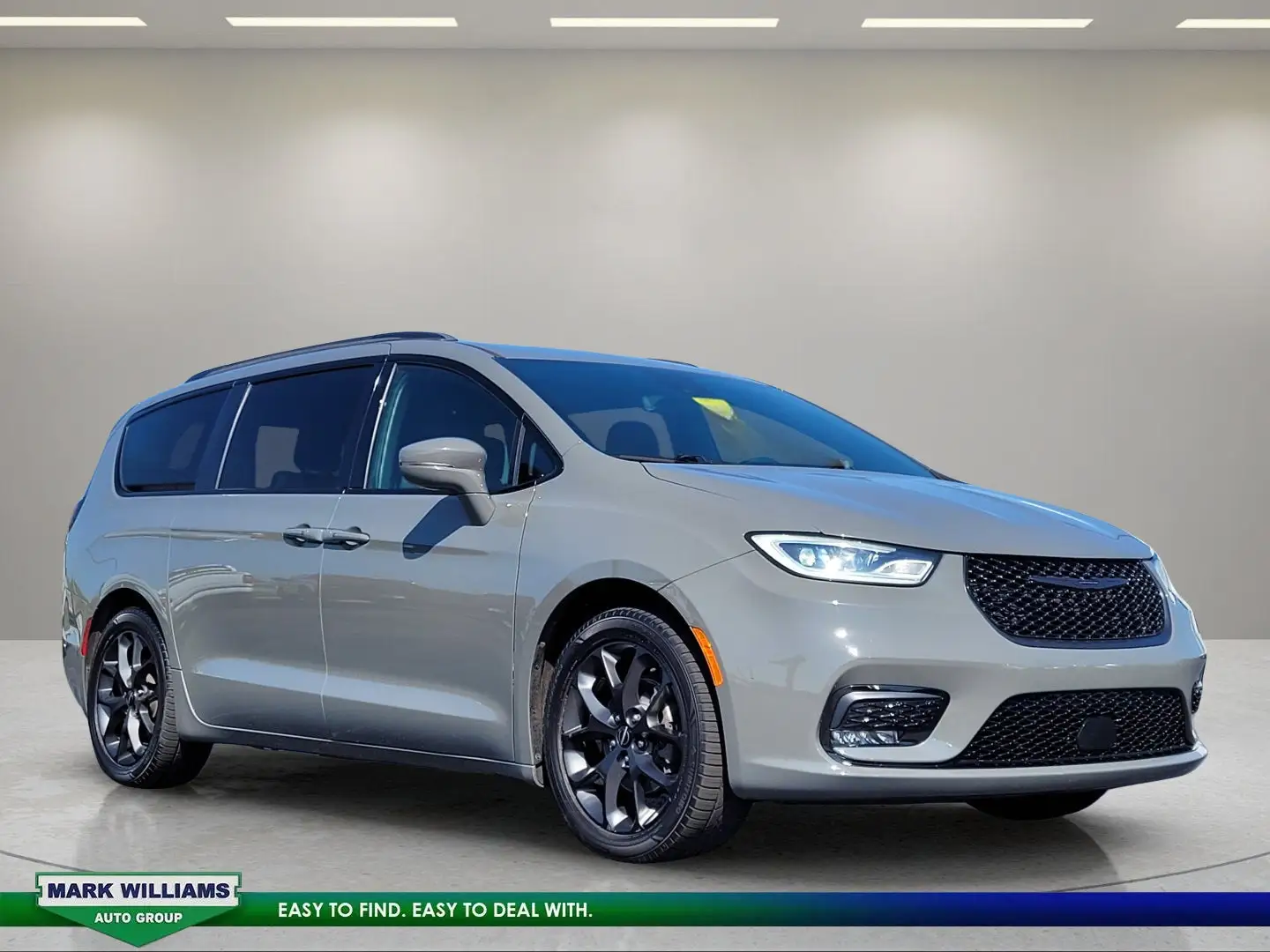 2021 Chrysler Pacifica Touring photo 1