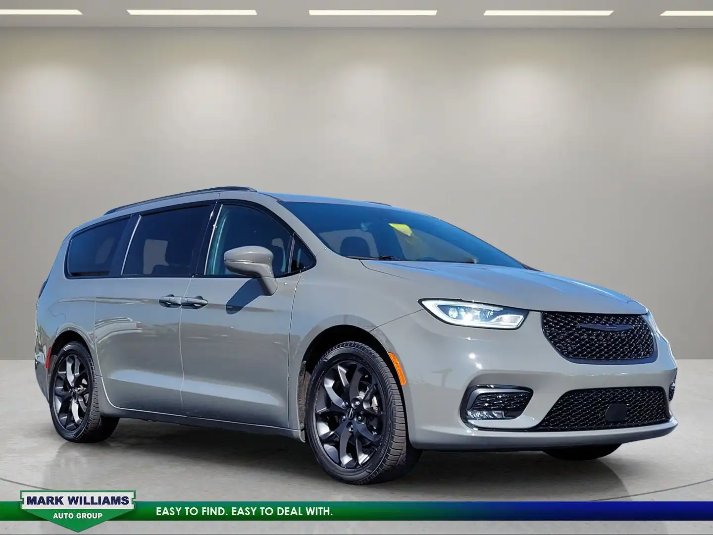 2021 Chrysler Pacifica Touring's photo