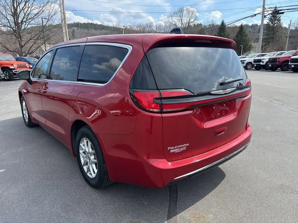 2025 Chrysler Pacifica Select photo 3