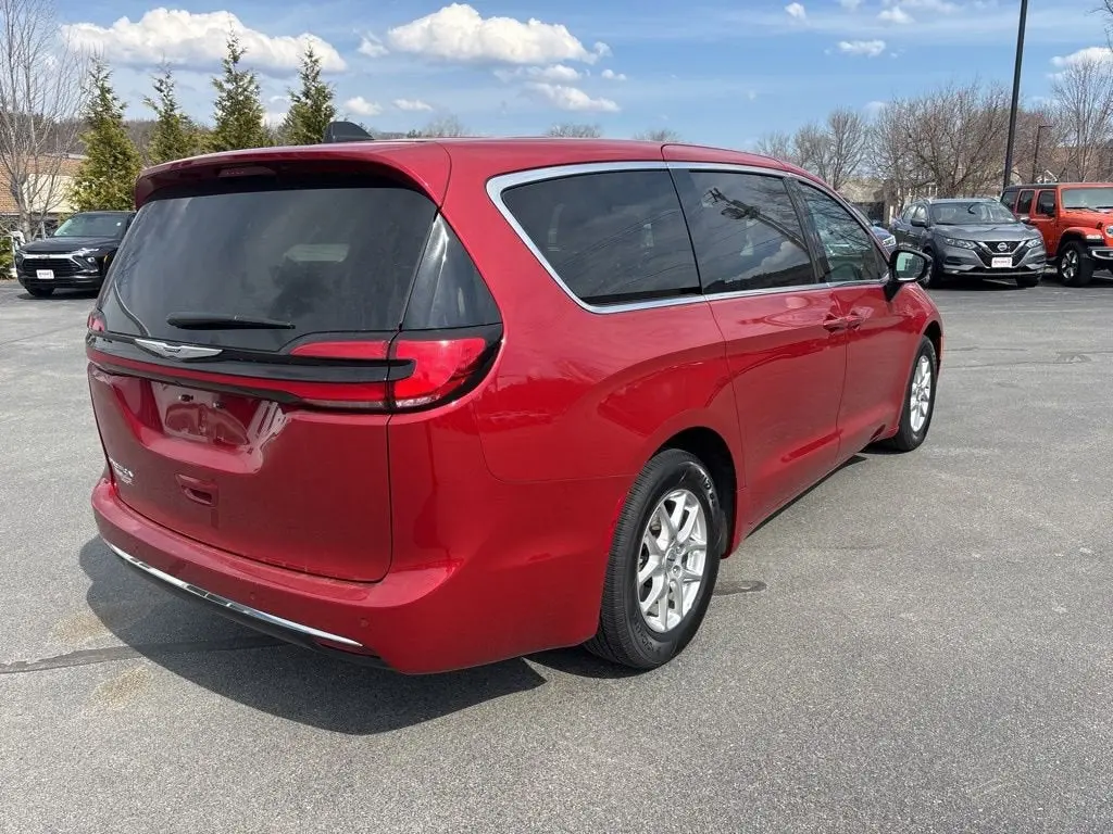 2025 Chrysler Pacifica Select photo 5