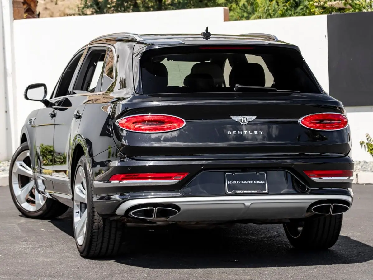 2023 Bentley Bentayga EWB photo 3