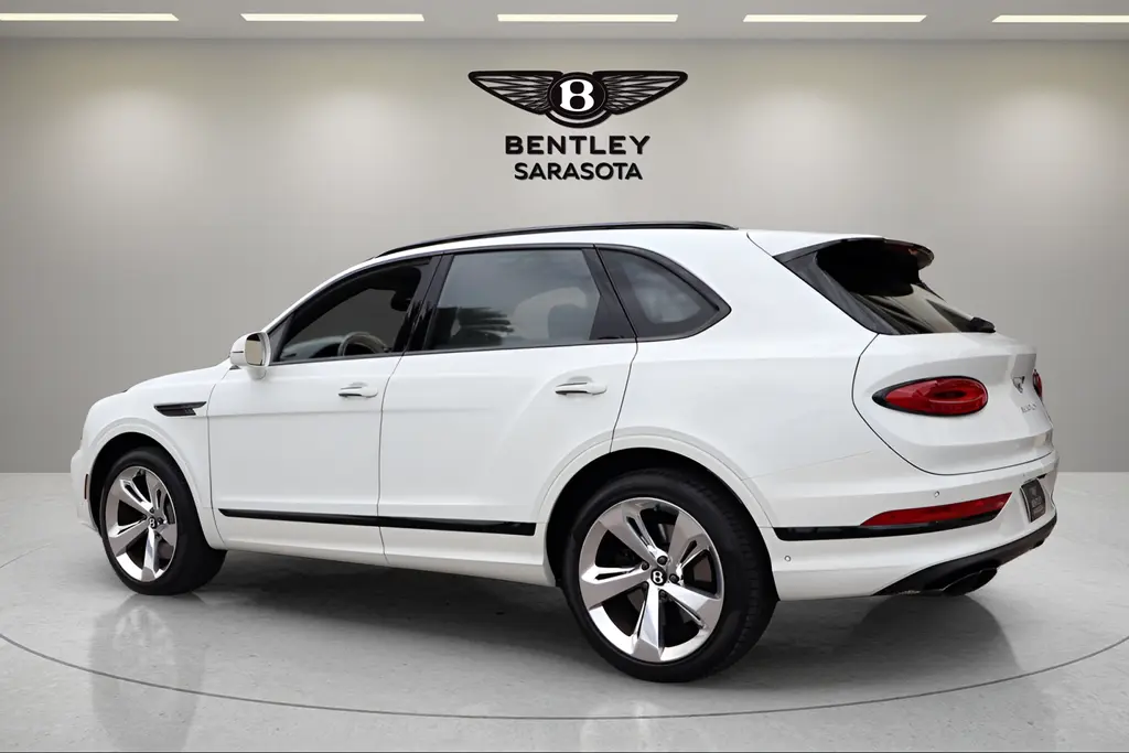 2024 Bentley Bentayga V8 photo 3