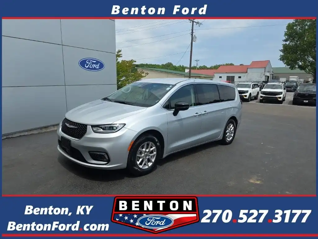 2024 Chrysler Pacifica Touring L's photo