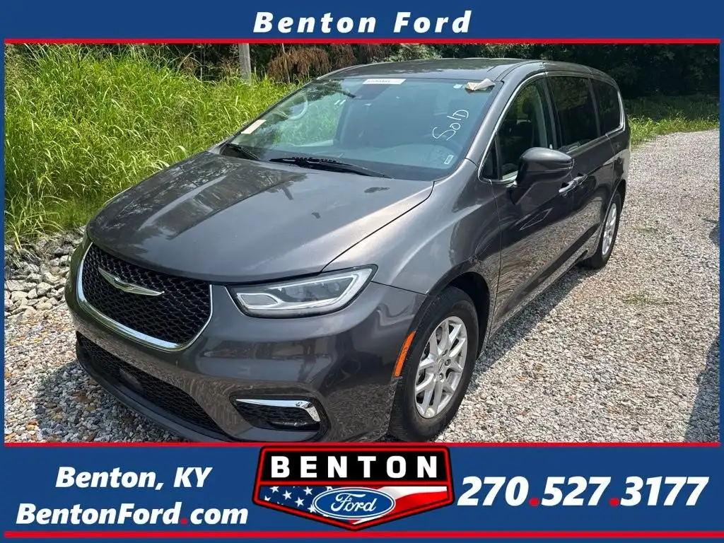 2023 Chrysler Pacifica Touring L's photo
