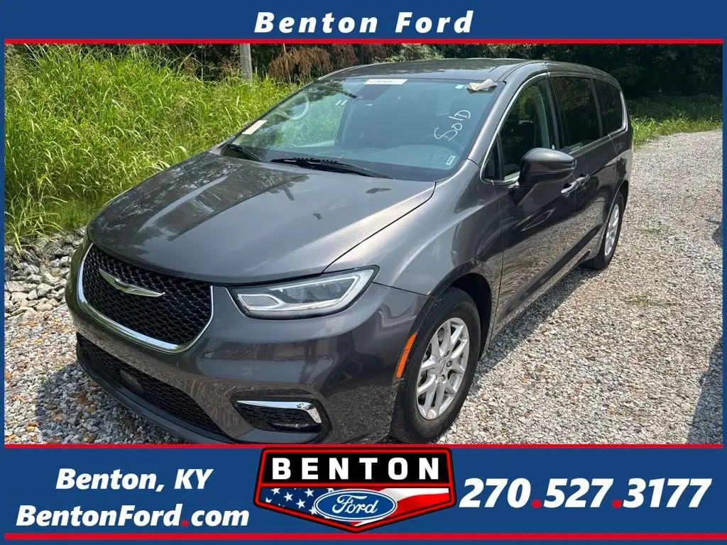 2023 Chrysler Pacifica Touring L photo 1