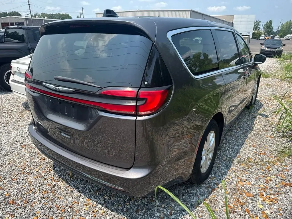 2023 Chrysler Pacifica Touring L photo 3