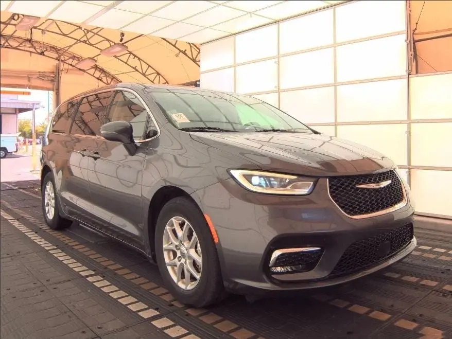2023 Chrysler Pacifica Touring L photo 4