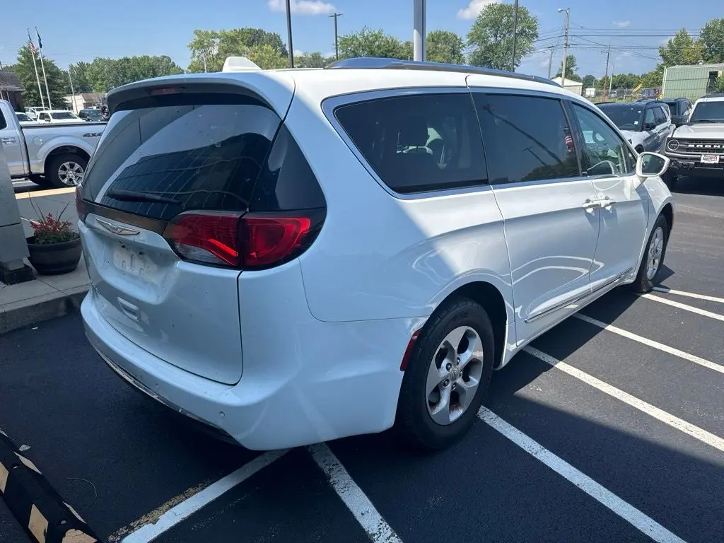 2017 Chrysler Pacifica Touring-L Plus photo 3