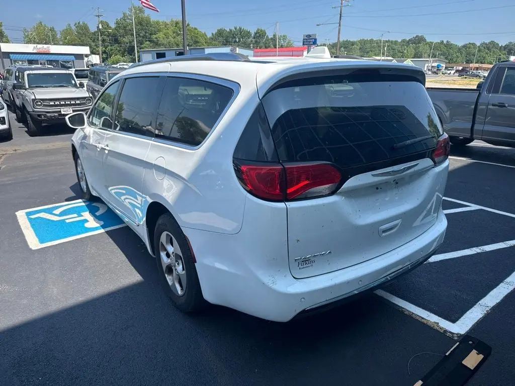 2017 Chrysler Pacifica Touring-L Plus photo 4