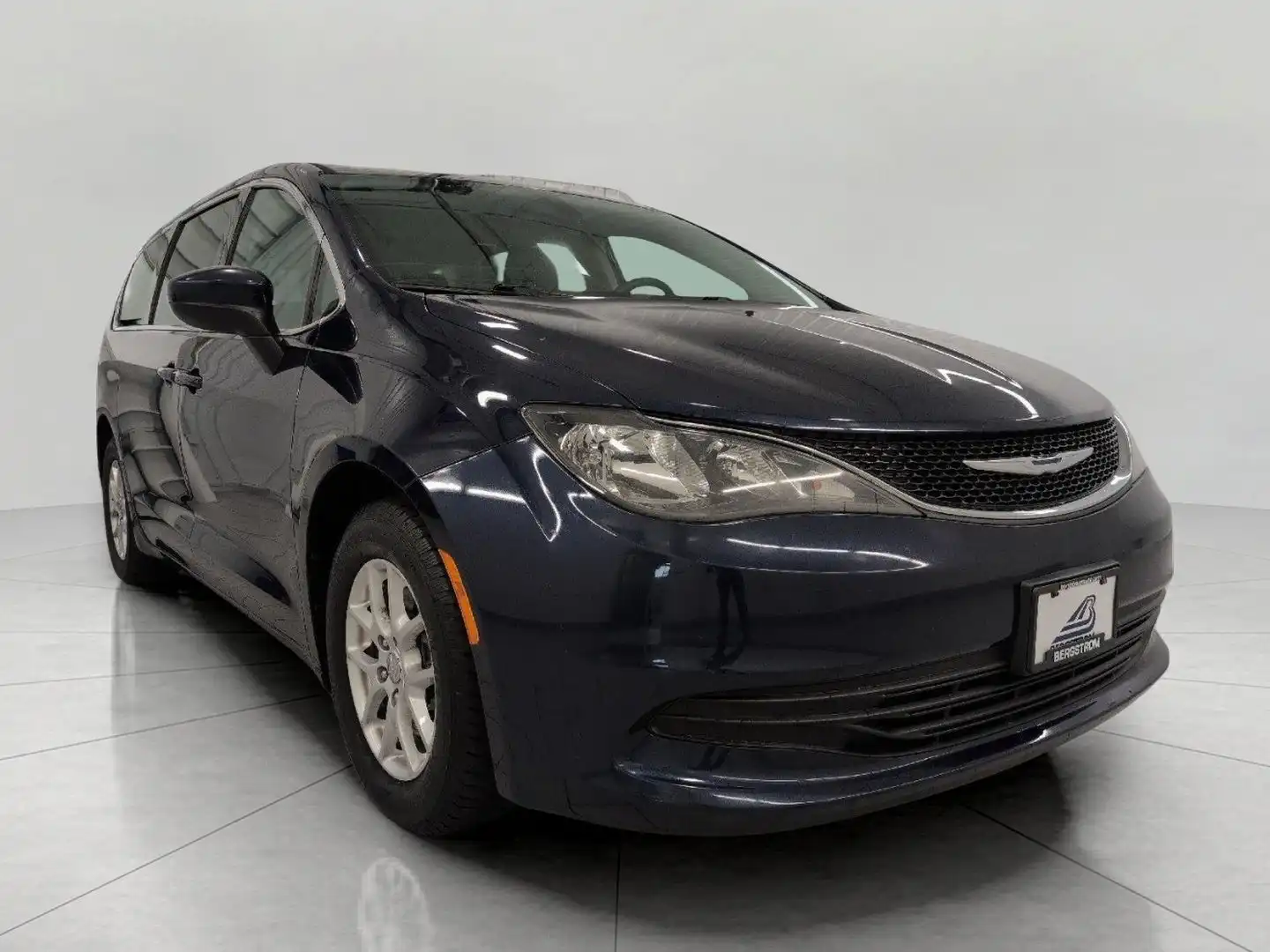 2017 Chrysler Pacifica LX's photo