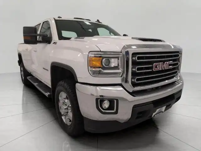 2019 GMC Sierra 4WD Crew Cab Standard Box SLE's photo