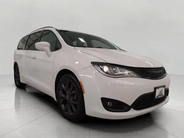 2020 Chrysler Pacifica Touring L Plus photo 1