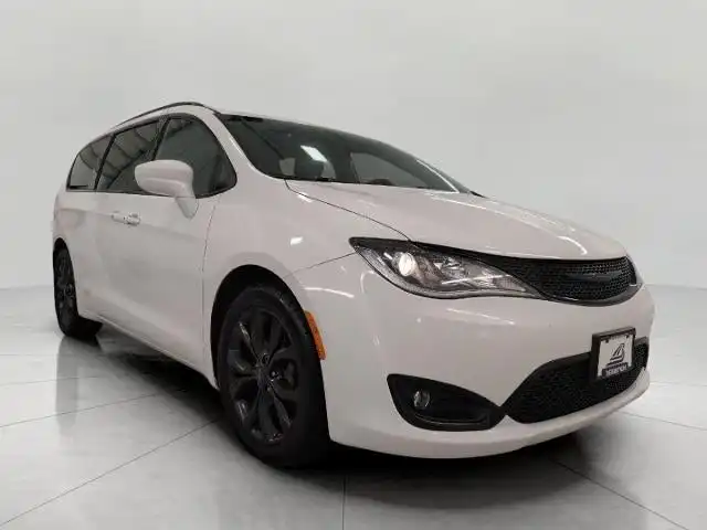 2020 Chrysler Pacifica Touring L Plus's photo