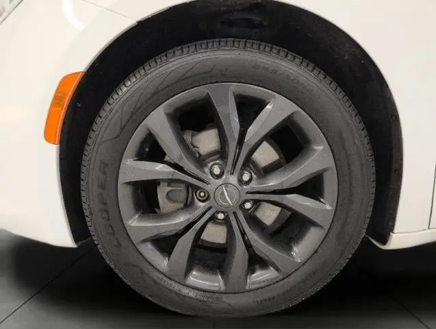 2020 Chrysler Pacifica Touring L Plus photo 3
