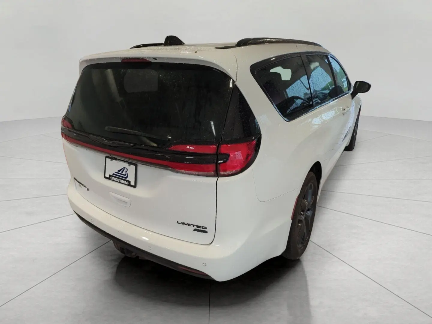 2026 Chrysler Pacifica Limited AWD photo 4